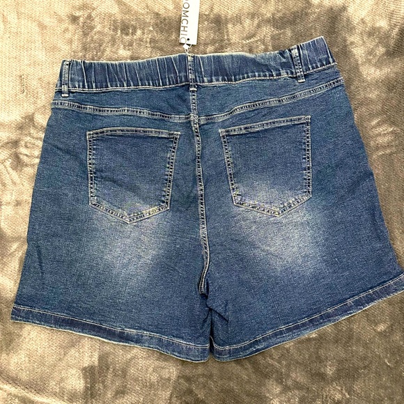 BloomChic Elastic Waist Loose Denim Shorts - Picture 2 of 5